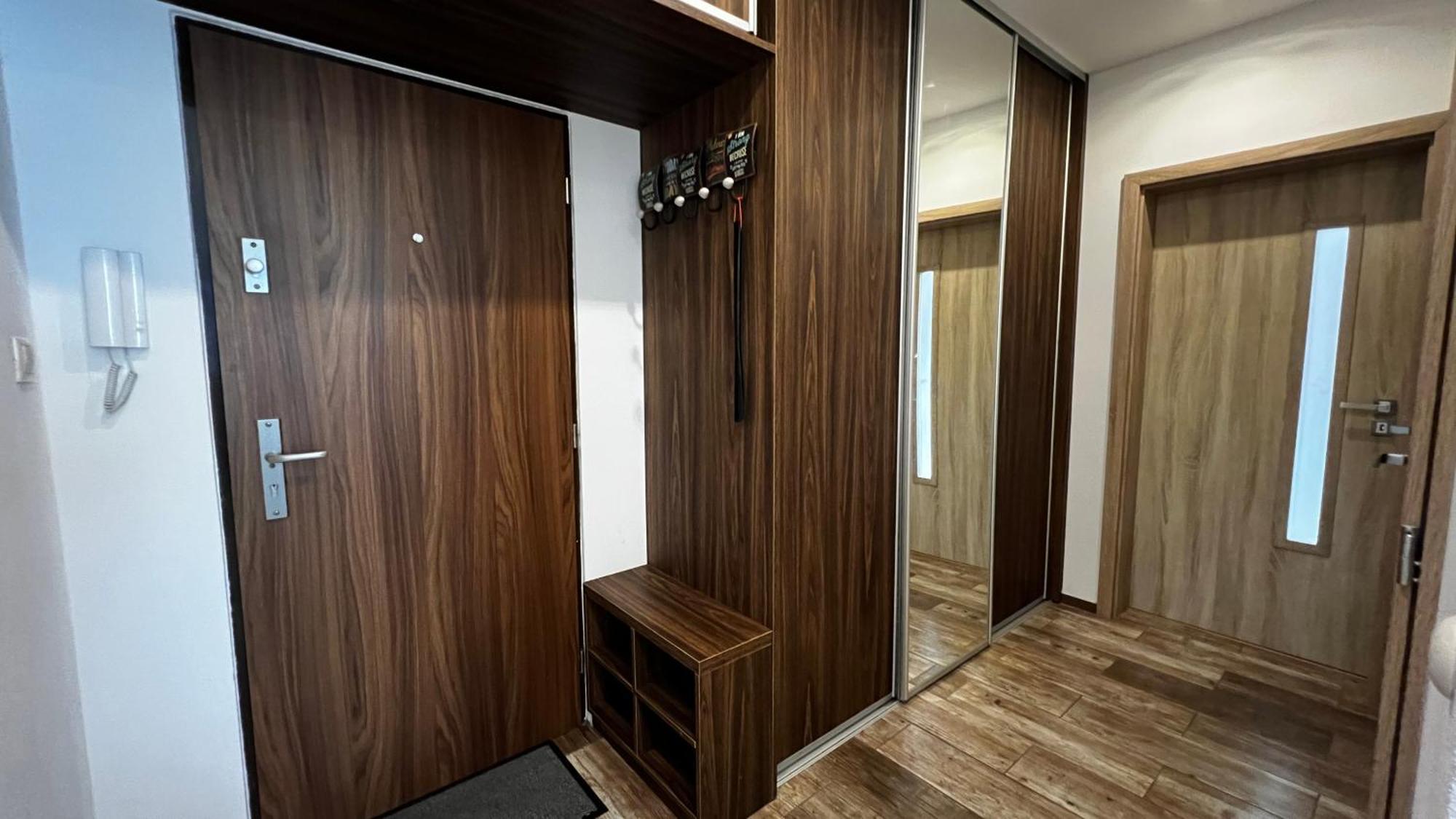 Industrial Apartment I 24Hr Self Check-In I Free Parking & Coffee Banska Bystrica Exterior photo